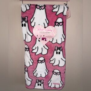 Betsy Johnson NWT Pink Ghost Throw Blanket Measures 50x60 Halloween Ghosties